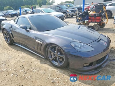 Czwarte zdjęcie samochodu z boku: 2012 CHEVROLET CORVETTE GRAND SPORT VIN:1G1YR2DW9C5107583 - miniatura