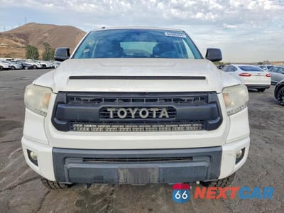 Piąte zdjęcie samochodu w środku: 2016 TOYOTA TUNDRA CREWMAX SR5 VIN:5TFEY5F1XGX193030 - miniatura