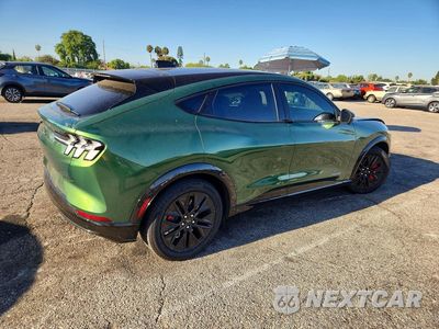 Trzecie zdjęcie samochodu z tyłu: 2025 FORD MUSTANG MACH-E PREMIUM VIN:3FMTK3R74SMA33216 - miniatura