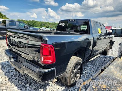 Trzecie zdjęcie samochodu z tyłu: 2025 RAM 3500 LARAMIE VIN:3C63R3ML4SG505456 - miniatura