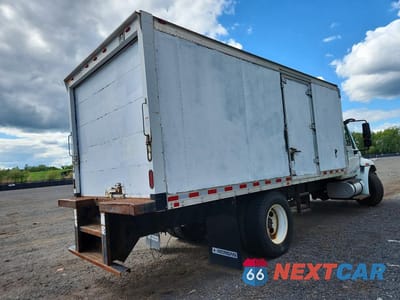 Trzecie zdjęcie samochodu z tyłu: 2014 INTERNATIONAL 4300 BOX TRUCK VIN:1HTMMAAN1EH017150 - miniatura