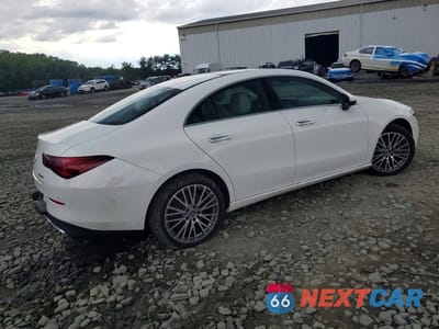 Trzecie zdjęcie samochodu z tyłu: 2025 MERCEDES-BENZ CLA 250 4MATIC VIN:W1K5J4HB4SN506703 - miniatura