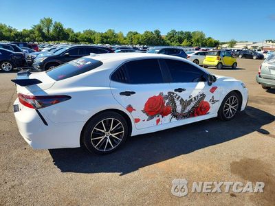 Trzecie zdjęcie samochodu z tyłu: 2021 TOYOTA CAMRY SE VIN:4T1G11AK1MU434312 - miniatura