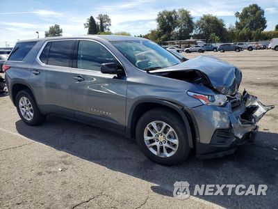 Czwarte zdjęcie samochodu z boku: 2020 CHEVROLET TRAVERSE LS VIN:1GNERFKW4LJ279975 - miniatura