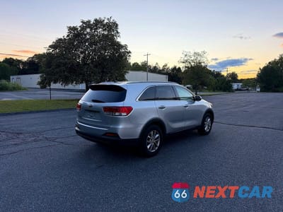 Czwarte zdjęcie samochodu z boku: 2016 KIA SORENTO LX VIN:5XYPGDA30GG081242 - miniatura
