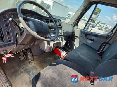 Zdjęcie 8 z 13 samochodu: 2017 FREIGHTLINER BUSINESS CLASS M2 FLATBED TRUCK VIN:1FVHCYCY2HHHV8162 - miniatura