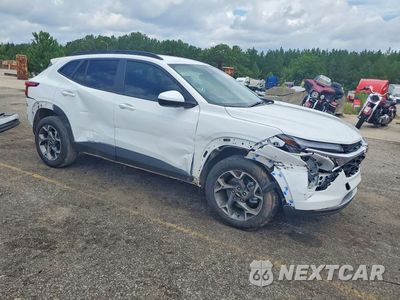 Czwarte zdjęcie samochodu z boku: 2025 CHEVROLET TRAX 1LT VIN:KL77LHEP8SC177324 - miniatura