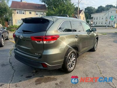 Trzecie zdjęcie samochodu z tyłu: 2019 TOYOTA HIGHLANDER XLE VIN:5TDJZRFH2KS968824 - miniatura