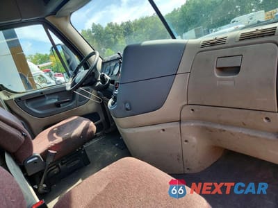 Zdjęcie 8 z 12 samochodu: 2017 FREIGHTLINER CASCADIA 113 SEMI TRUCK VIN:1FUBGBDV0HLHH2540 - miniatura