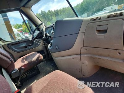 Zdjęcie 8 z 12 samochodu: 2017 FREIGHTLINER CASCADIA 113 SEMI TRUCK VIN:1FUBGBDV0HLHH2540 - miniatura