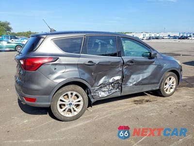 Trzecie zdjęcie samochodu z tyłu: 2019 FORD ESCAPE SE VIN:1FMCU9GD6KUA69359 - miniatura