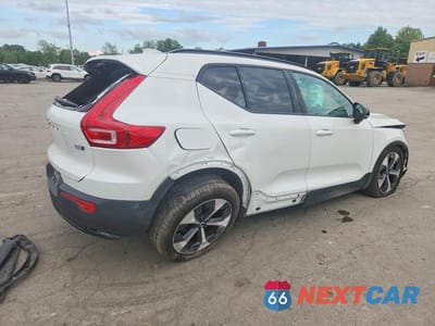 Trzecie zdjęcie samochodu z tyłu: 2026 VOLVO XC40 PLUS VIN:YV4L12UCXT2671384 - miniatura