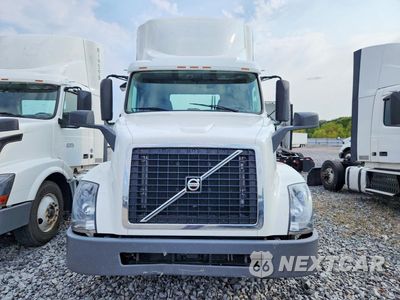 Piąte zdjęcie samochodu w środku: 2017 VOLVO VNL SEMI TRUCK VIN:4V4N39TG4HN987974 - miniatura