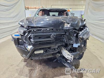 Piąte zdjęcie samochodu w środku: 2025 TOYOTA TACOMA SR5 VIN:3TMLB5JN4SM111486 - miniatura