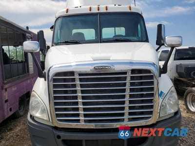 Piąte zdjęcie samochodu w środku: 2019 FREIGHTLINER CASCADIA 113 VIN:3AKJGBDVXKDJW2125 - miniatura