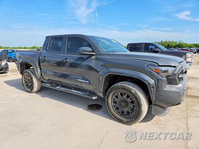Czwarte zdjęcie samochodu z boku: 2025 TOYOTA TACOMA SR5 VIN:3TMKB5FN0SM048813 - miniatura