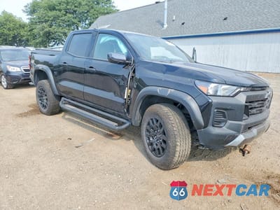 Czwarte zdjęcie samochodu z boku: 2025 CHEVROLET COLORADO TRAIL BOSS VIN:1GCPTEEK0S1181675 - miniatura