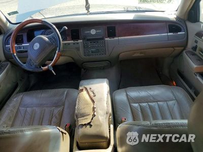Zdjęcie 8 z 12 samochodu: 2003 LINCOLN TOWN CAR SIGNATURE VIN:1LNHM82W13Y623717 - miniatura