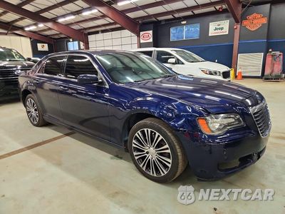 Czwarte zdjęcie samochodu z boku: 2014 CHRYSLER 300 VIN:2C3CCAGG8EH120360 - miniatura