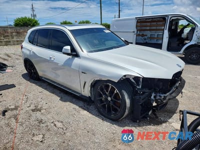 Czwarte zdjęcie samochodu z boku: 2023 BMW X5 XDRIVE45E VIN:5UXTA6C05P9N52509 - miniatura