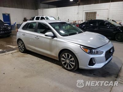 Czwarte zdjęcie samochodu z boku: 2018 HYUNDAI ELANTRA GT BASE VIN:KMHH35LE9JU060850 - miniatura