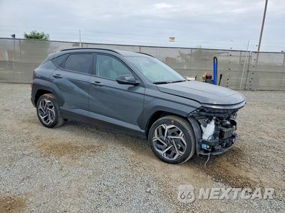 Czwarte zdjęcie samochodu z boku: 2026 HYUNDAI KONA SEL PREMIUM VIN:KM8HD3A34TU431399 - miniatura