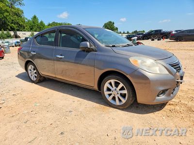 Czwarte zdjęcie samochodu z boku: 2014 NISSAN VERSA 1.6 S VIN:3N1CN7AP2EL826638 - miniatura