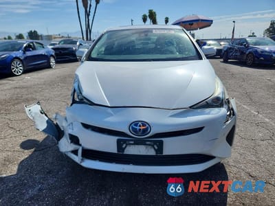 Piąte zdjęcie samochodu w środku: 2018 TOYOTA PRIUS THREE VIN:JTDKARFU9J3062288 - miniatura