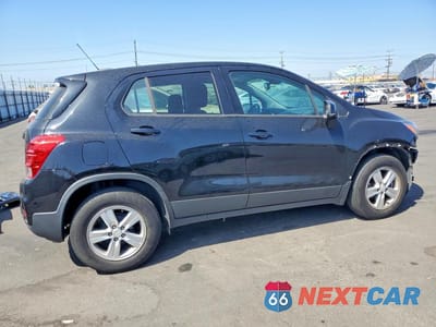 Trzecie zdjęcie samochodu z tyłu: 2020 CHEVROLET TRAX LS VIN:3GNCJKSB6LL308230 - miniatura