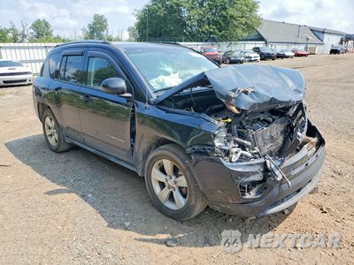 Czwarte zdjęcie samochodu z boku: 2017 JEEP COMPASS LATITUDE VIN:1C4NJDEB4HD100725 - miniatura