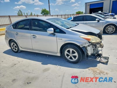 Czwarte zdjęcie samochodu z boku: 2013 TOYOTA PRIUS THREE VIN:JTDKN3DU0D5600115 - miniatura