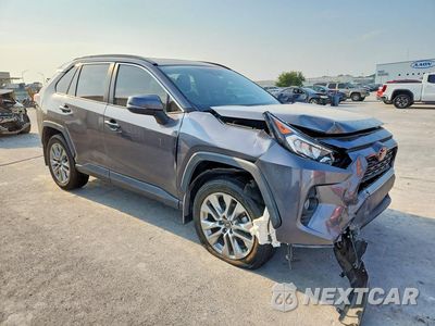 Czwarte zdjęcie samochodu z boku: 2021 TOYOTA RAV4 XLE PREMIUM VIN:2T3C1RFV7MC167413 - miniatura