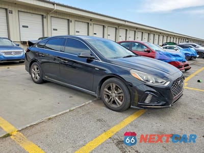 Czwarte zdjęcie samochodu z boku: 2018 HYUNDAI SONATA SPORT VIN:5NPE34AF0JH674838 - miniatura