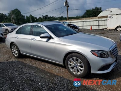 Czwarte zdjęcie samochodu z boku: 2017 MERCEDES-BENZ E 300 4MATIC VIN:WDDZF4KBXHA146249 - miniatura