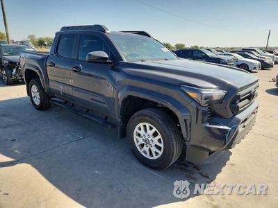 Czwarte zdjęcie samochodu z boku: 2025 TOYOTA TACOMA SR5 VIN:3TMKB5FN3SM046053 - miniatura