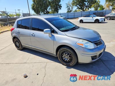 Czwarte zdjęcie samochodu z boku: 2012 NISSAN VERSA 1.8 S VIN:3N1BC1CP7CK226213 - miniatura