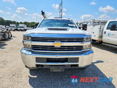 Piąte zdjęcie samochodu w środku: 2018 CHEVROLET SILVERADO K3500 VIN:1GB4KYCY3JF125122 - miniatura