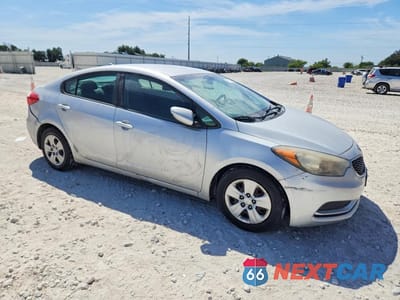Czwarte zdjęcie samochodu z boku: 2016 KIA FORTE LX VIN:KNAFK4A60G5610571 - miniatura