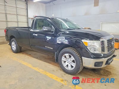 Czwarte zdjęcie samochodu z boku: 2017 NISSAN TITAN SV VIN:1N6AA1R71HN519559 - miniatura