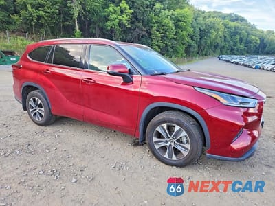 Czwarte zdjęcie samochodu z boku: 2021 TOYOTA HIGHLANDER XLE VIN:5TDGZRBH3MS158816 - miniatura