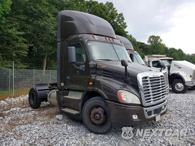 Czwarte zdjęcie samochodu z boku: 2017 FREIGHTLINER CASCADIA 113 SEMI TRUCK VIN:1FUBGBDV0HLHH2246 - miniatura