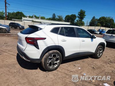 Trzecie zdjęcie samochodu z tyłu: 2025 CHEVROLET TRAX 1LT VIN:KL77LHEP3SC313715 - miniatura