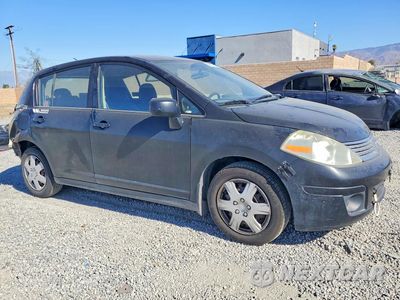 Czwarte zdjęcie samochodu z boku: 2008 NISSAN VERSA 1.8 S VIN:3N1BC13EX8L435039 - miniatura