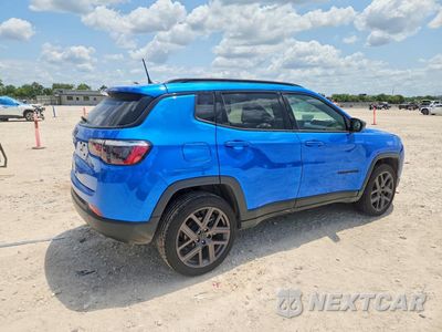 Trzecie zdjęcie samochodu z tyłu: 2026 JEEP COMPASS LATITUDE VIN:3C4NJDBN7TT202196 - miniatura