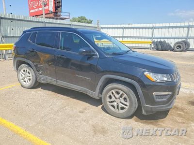 Czwarte zdjęcie samochodu z boku: 2019 JEEP COMPASS SPORT VIN:3C4NJCAB4KT616505 - miniatura