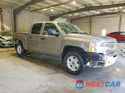 Czwarte zdjęcie samochodu z boku: 2013 CHEVROLET SILVERADO K1500 LT VIN:3GCPKSE70DG313643 - miniatura