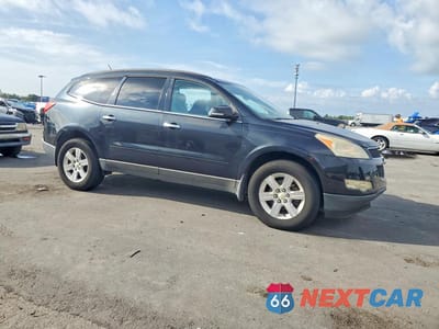 Czwarte zdjęcie samochodu z boku: 2011 CHEVROLET TRAVERSE LT VIN:1GNKRJEDXBJ311424 - miniatura