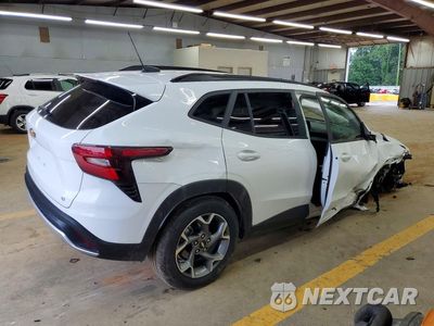 Trzecie zdjęcie samochodu z tyłu: 2025 CHEVROLET TRAX 1LT VIN:KL77LHEP4SC172752 - miniatura