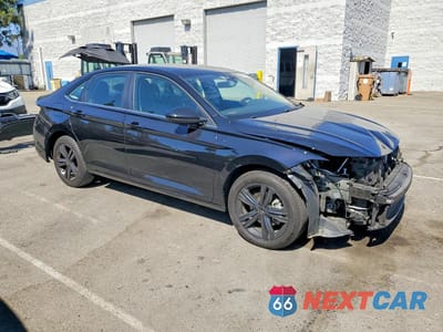 Czwarte zdjęcie samochodu z boku: 2023 VOLKSWAGEN JETTA SE VIN:3VW7M7BU3PM047409 - miniatura