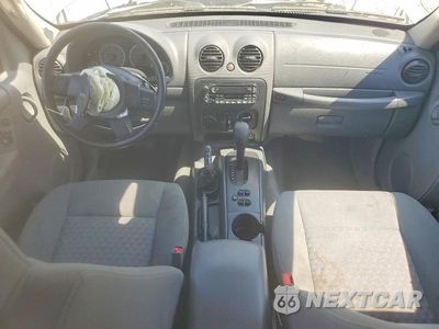 Zdjęcie 8 z 13 samochodu: 2005 JEEP LIBERTY SPORT VIN:1J8GL485X5W700215 - miniatura